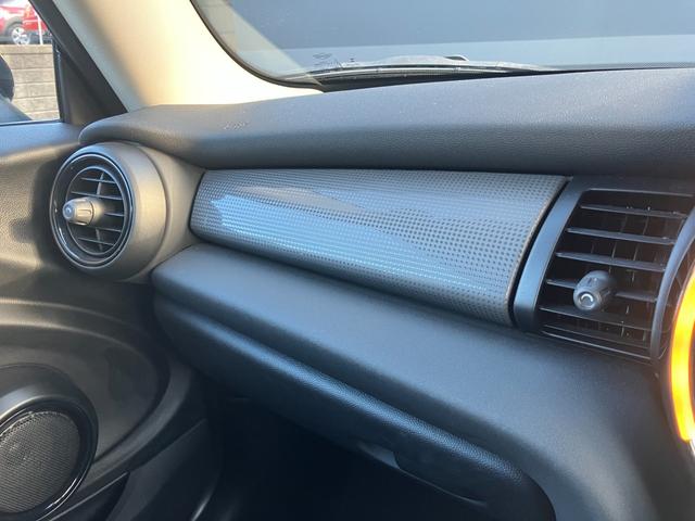 ＭＩＮＩ クーパー　ナビ　リアカメラ　ＬＥＤヘッドライト　純正１５インチホイール　リアカメラ　オートライト　オートワイパー　ＰＤＣセンサー　前車追従クルーズコントロール　衝突被害軽減ブレーキ　パーキングアシスト（41枚目）