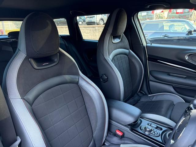 ＭＩＮＩ ジョンクーパーワークス　クラブマン　ナビ　リアカメラ　ＬＥＤヘッドライト　前車追従クルーズコントロール　衝突被害軽減ブレーキ　純正１９インチホイール　オートライト　オートワイパー　パドルシフト（5枚目）