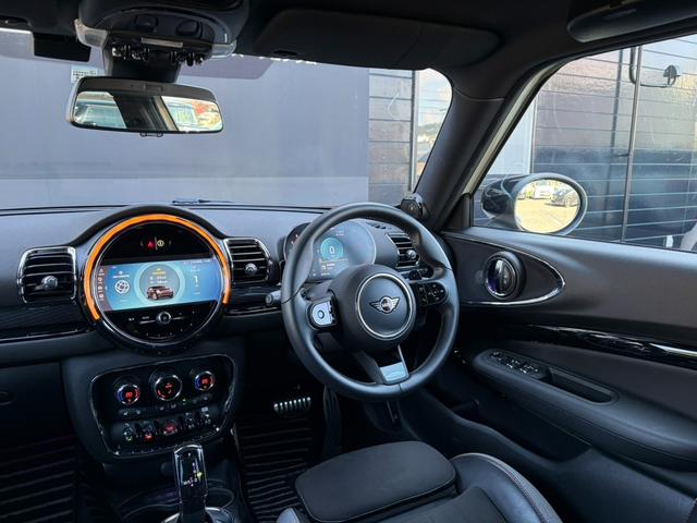 ＭＩＮＩ ジョンクーパーワークス　クラブマン　ナビ　リアカメラ　ＬＥＤヘッドライト　前車追従クルーズコントロール　衝突被害軽減ブレーキ　純正１９インチホイール　オートライト　オートワイパー　パドルシフト（21枚目）