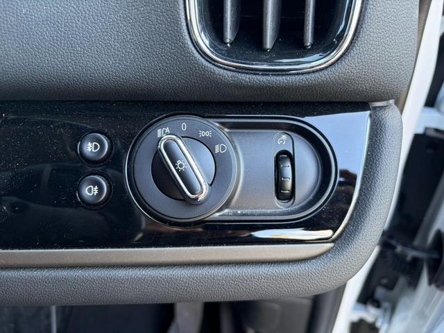 MINI クーパーD クロスオーバー オール4 ナビ リアカメラ LEDヘッドライト 純正18インチホイール PDCセンサー ETC 前車追従クルーズコントロール 衝突被害軽減ブレーキ オートライト オートワイパー シートヒーター(29枚目)