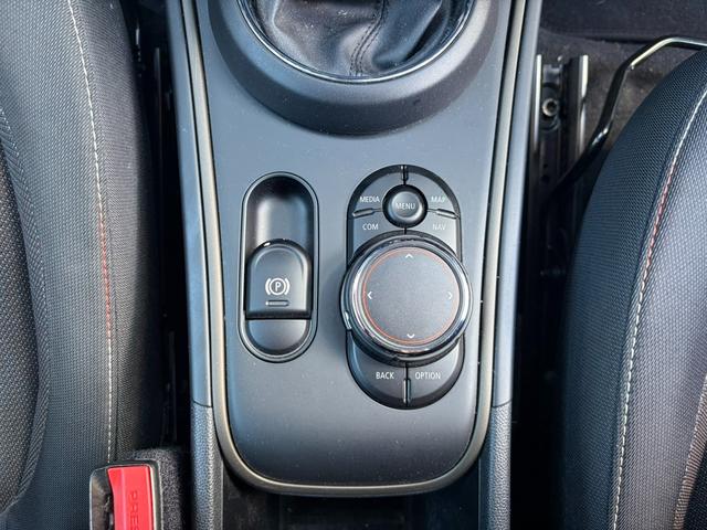 MINI クーパーD クロスオーバー オール4 ナビ リアカメラ LEDヘッドライト 純正18インチホイール PDCセンサー ETC 前車追従クルーズコントロール 衝突被害軽減ブレーキ オートライト オートワイパー シートヒーター(40枚目)