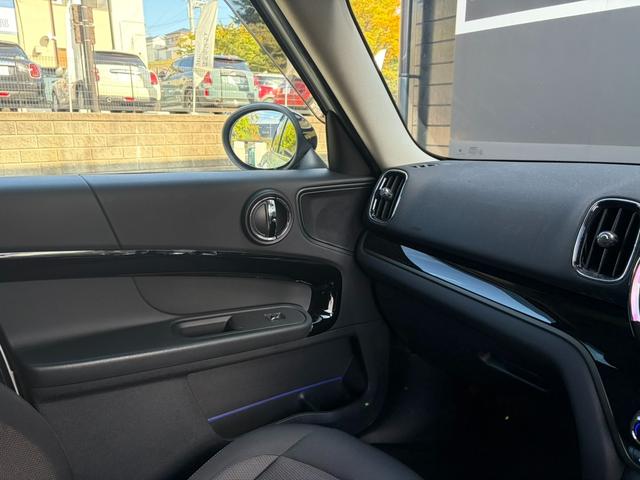 MINI クーパーD クロスオーバー オール4 ナビ リアカメラ LEDヘッドライト 純正18インチホイール PDCセンサー ETC 前車追従クルーズコントロール 衝突被害軽減ブレーキ オートライト オートワイパー シートヒーター(41枚目)