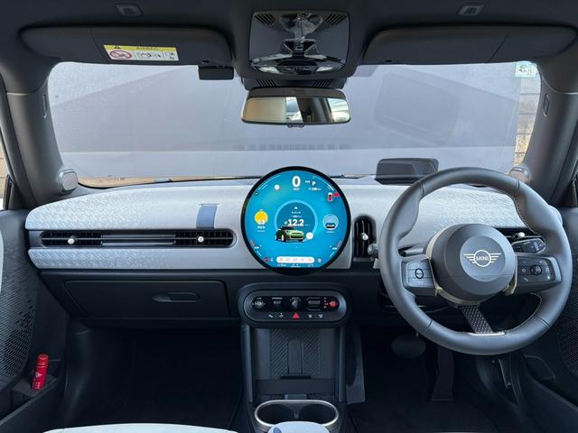 ＭＩＮＩ クーパーＳ　クラシック・トリム　純正ナビ　リアカメラ　ＬＥＤヘッドライト　全方位カメラ　純正１７インチホイール　前車追従クルーズコントロール　衝突被害軽減ブレーキ　パーキングアシスト　ＰＤＣセンサー　ヘッドアップディスプレイ（4枚目）
