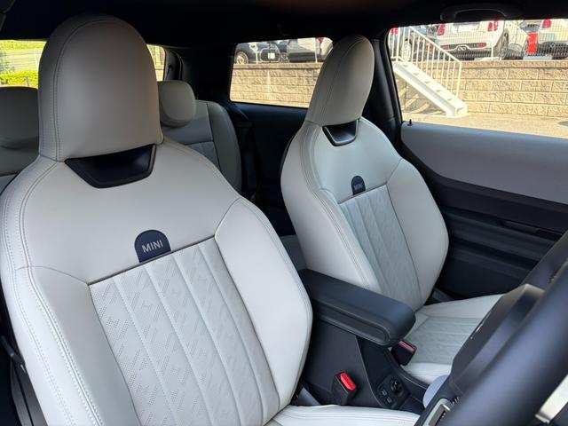 ＭＩＮＩ クーパーＳ　クラシック・トリム　純正ナビ　リアカメラ　ＬＥＤヘッドライト　全方位カメラ　純正１７インチホイール　前車追従クルーズコントロール　衝突被害軽減ブレーキ　パーキングアシスト　ＰＤＣセンサー　ヘッドアップディスプレイ（5枚目）