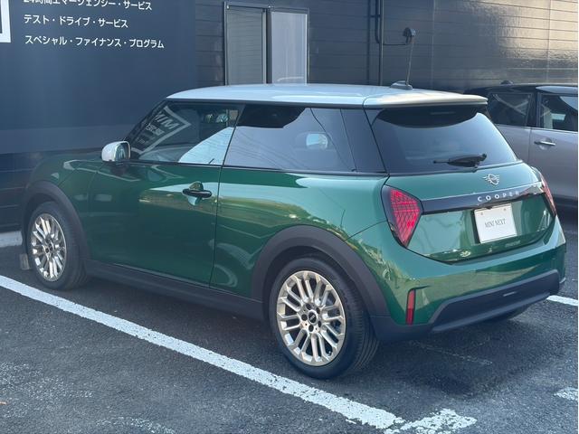 ＭＩＮＩ クーパーＳ　クラシック・トリム　純正ナビ　リアカメラ　ＬＥＤヘッドライト　全方位カメラ　純正１７インチホイール　前車追従クルーズコントロール　衝突被害軽減ブレーキ　パーキングアシスト　ＰＤＣセンサー　ヘッドアップディスプレイ（15枚目）