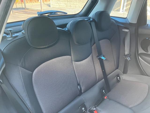 ＭＩＮＩ クーパーＤ　ナビゲーション　リアカメラ　ＬＥＤライト　純正１５インチホイール　衝突被害軽減ブレーキ　オートライト　オートワイパー　パワーステアリング　ボンネットストライプ　ＭＴモード付　ＥＴＣ車載器装備（6枚目）