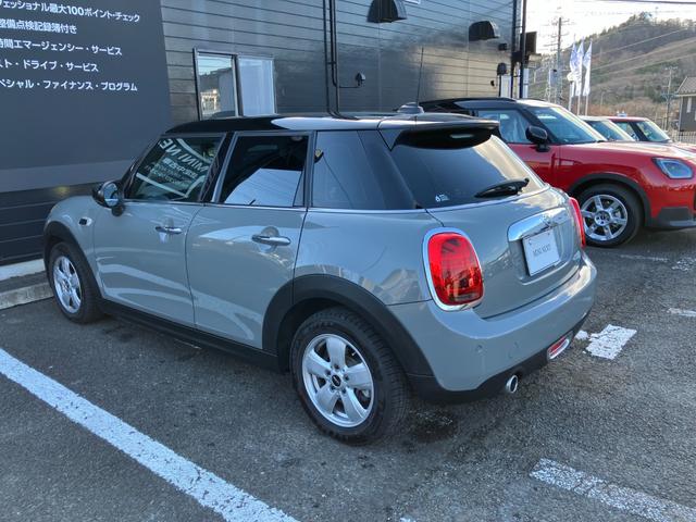 ＭＩＮＩ クーパーＤ　ナビゲーション　リアカメラ　ＬＥＤライト　純正１５インチホイール　衝突被害軽減ブレーキ　オートライト　オートワイパー　パワーステアリング　ボンネットストライプ　ＭＴモード付　ＥＴＣ車載器装備（17枚目）