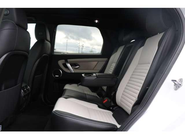 リアシートも厚みのある造りになっており、長距離ドライブでもくつろいでいただくことができます。