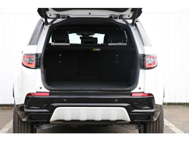 ２列目シート片側を倒し長尺物を載せるなど様々な利用が可能です。