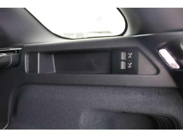 リアシートをリモートで倒すことのできるスイッチがついています。