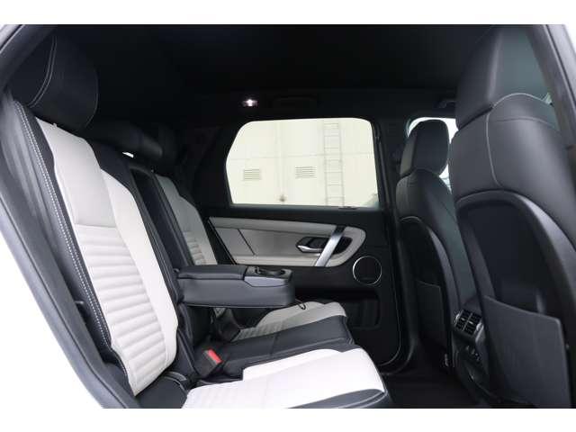 リアアームレストにもドリンクホルダーがついている為２列目に乗車される方も快適なドライブができます。