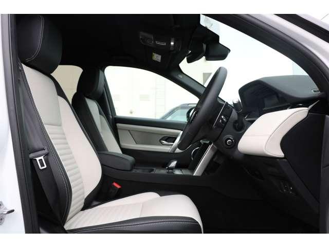 運転席は厚みのある運転手を包み込む設計がされている為、快適なドライブができます。