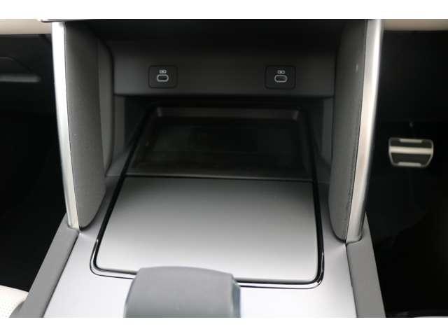 モニター下にはタイプＣのジャックが２つあるため、有線での充電も可能です。