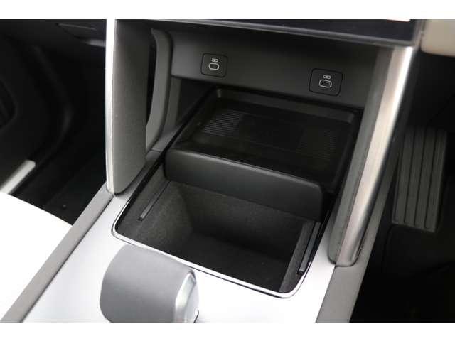 シフトレバー奥には収納スペースが隠れています。