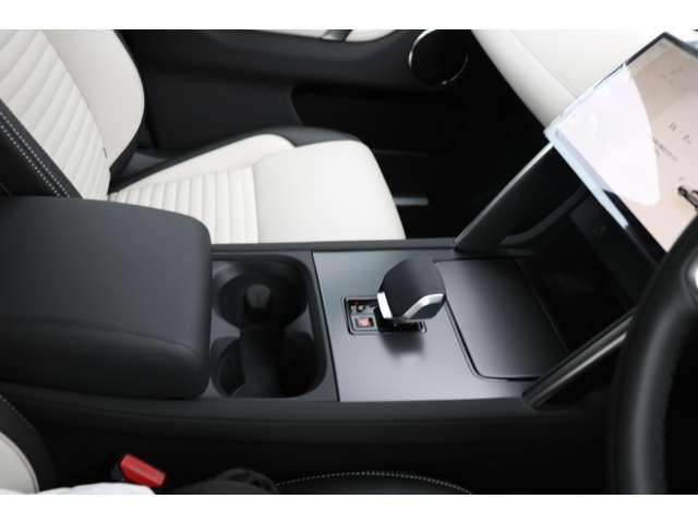 シフトレバー手前にはドリンクホルダーが２つ準備されています。