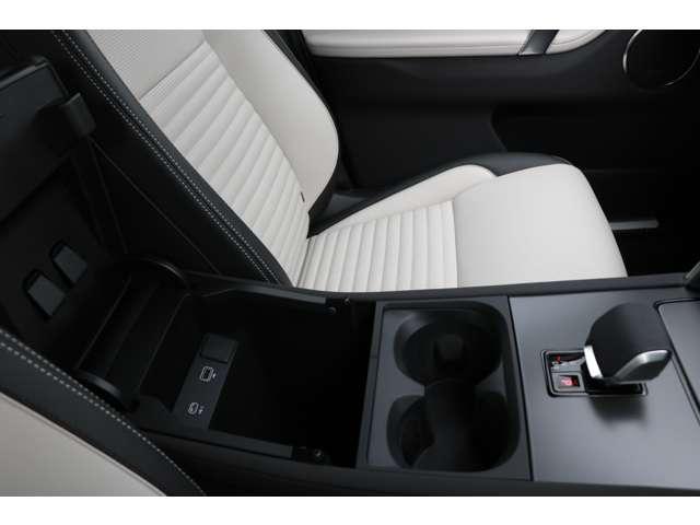 ドリンクホルダーの手前にも収納スペースがあります。内側にもＵＳＢ，タイプＣジャックがある為充電が可能になります。