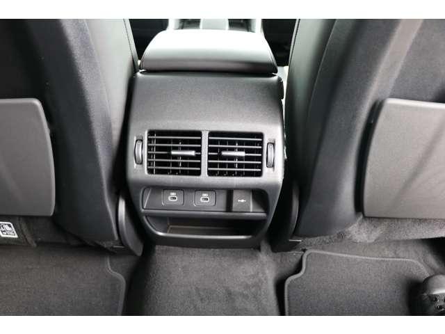 リアシートへのエアコン吹き出し口下にはタイプＣの充電ジャックが付いています。