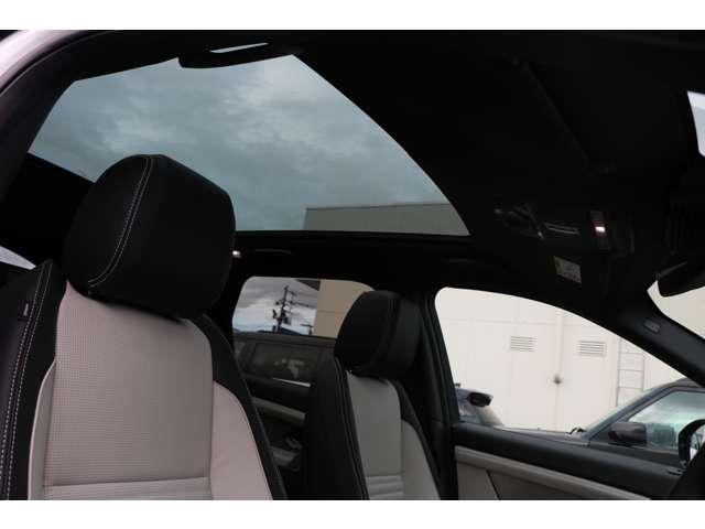 固定式のパノラミックルーフを装備している為、外の光を取り入れ車内を明るい印象にします。