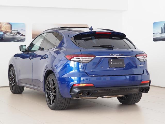 レヴァンテ モデナＳ　認定保証２年付　サンルーフ　カーボンインテリア　シートエアコン　Ｂ＆Ｗサウンド　アルカンタラルーフ　全席ヒーター　黒本革／グレーステッチ　カーボンパドル　イルミネーションドアステップ　マイカペイント（4枚目）