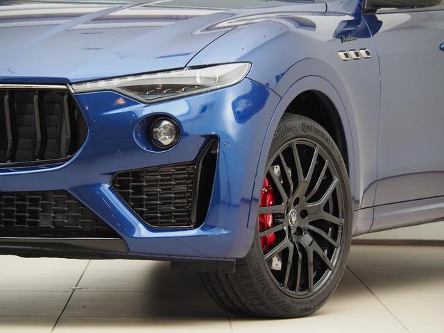 レヴァンテ モデナＳ　認定保証２年付　サンルーフ　カーボンインテリア　シートエアコン　Ｂ＆Ｗサウンド　アルカンタラルーフ　全席ヒーター　黒本革／グレーステッチ　カーボンパドル　イルミネーションドアステップ　マイカペイント（5枚目）