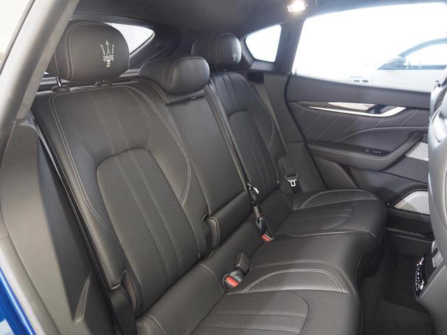 レヴァンテ モデナＳ　認定保証２年付　サンルーフ　カーボンインテリア　シートエアコン　Ｂ＆Ｗサウンド　アルカンタラルーフ　全席ヒーター　黒本革／グレーステッチ　カーボンパドル　イルミネーションドアステップ　マイカペイント（9枚目）