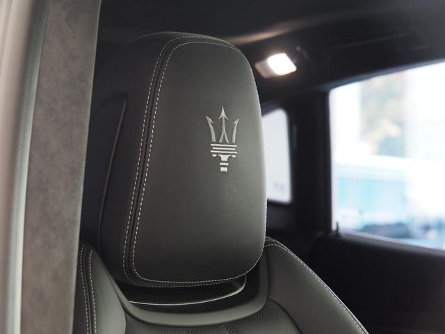 レヴァンテ モデナＳ　認定保証２年付　サンルーフ　カーボンインテリア　シートエアコン　Ｂ＆Ｗサウンド　アルカンタラルーフ　全席ヒーター　黒本革／グレーステッチ　カーボンパドル　イルミネーションドアステップ　マイカペイント（10枚目）