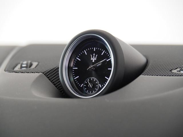 レヴァンテ モデナＳ　認定保証２年付　サンルーフ　カーボンインテリア　シートエアコン　Ｂ＆Ｗサウンド　アルカンタラルーフ　全席ヒーター　黒本革／グレーステッチ　カーボンパドル　イルミネーションドアステップ　マイカペイント（22枚目）