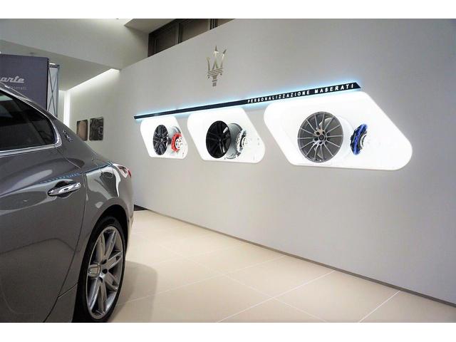 レヴァンテ モデナＳ　認定保証２年付　サンルーフ　カーボンインテリア　シートエアコン　Ｂ＆Ｗサウンド　アルカンタラルーフ　全席ヒーター　黒本革／グレーステッチ　カーボンパドル　イルミネーションドアステップ　マイカペイント（57枚目）