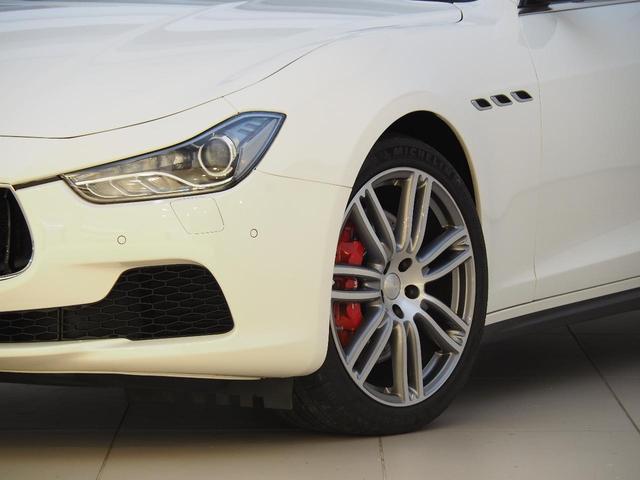 ギブリ S 赤革 全席シートヒーター サンルーフ カーボンファイバーインテリアトリム 20インチウラーノホイール スカイフックサスペンション INOXスポーツペダル レッドブレーキキャリパー シフトパドル(4枚目)