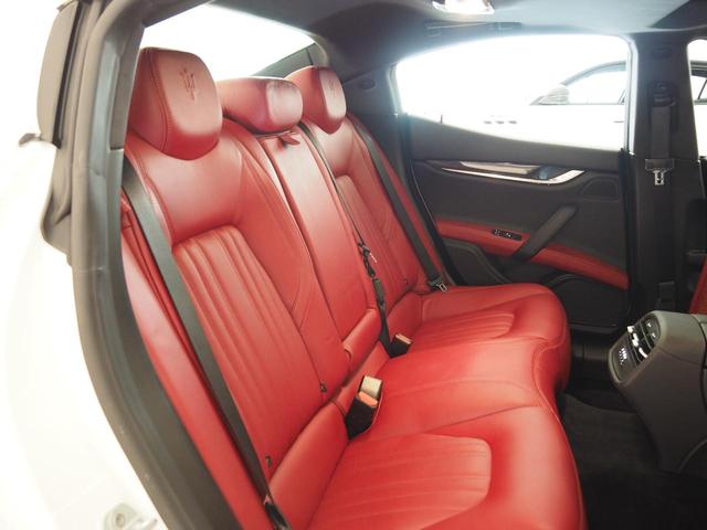 ギブリ S 赤革 全席シートヒーター サンルーフ カーボンファイバーインテリアトリム 20インチウラーノホイール スカイフックサスペンション INOXスポーツペダル レッドブレーキキャリパー シフトパドル(9枚目)