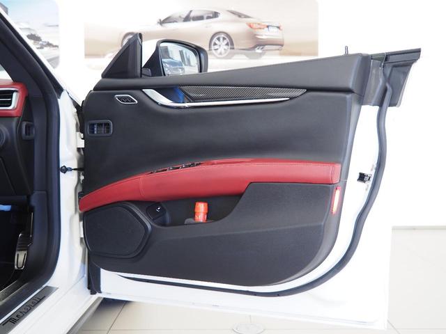 ギブリ S 赤革 全席シートヒーター サンルーフ カーボンファイバーインテリアトリム 20インチウラーノホイール スカイフックサスペンション INOXスポーツペダル レッドブレーキキャリパー シフトパドル(10枚目)