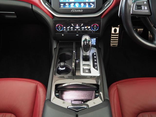 ギブリ S 赤革 全席シートヒーター サンルーフ カーボンファイバーインテリアトリム 20インチウラーノホイール スカイフックサスペンション INOXスポーツペダル レッドブレーキキャリパー シフトパドル(13枚目)