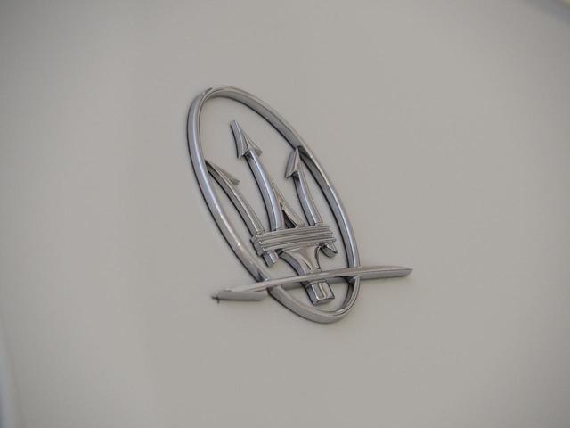 ギブリ S 赤革 全席シートヒーター サンルーフ カーボンファイバーインテリアトリム 20インチウラーノホイール スカイフックサスペンション INOXスポーツペダル レッドブレーキキャリパー シフトパドル(19枚目)