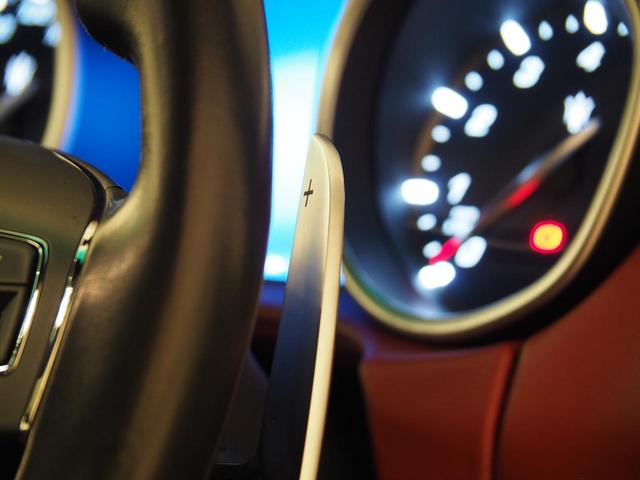 ギブリ S 赤革 全席シートヒーター サンルーフ カーボンファイバーインテリアトリム 20インチウラーノホイール スカイフックサスペンション INOXスポーツペダル レッドブレーキキャリパー シフトパドル(24枚目)