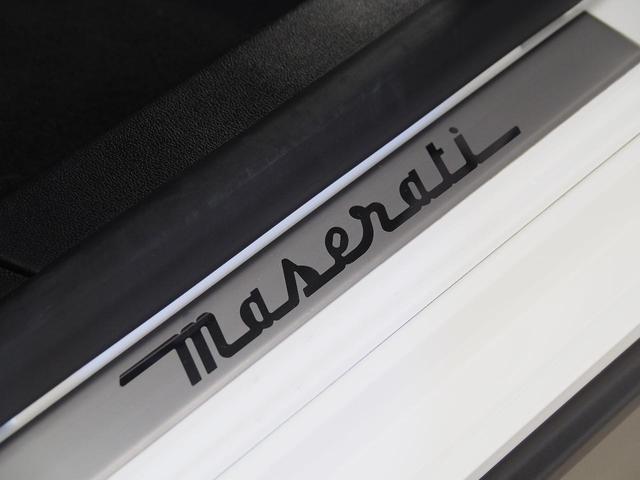 ギブリ S 赤革 全席シートヒーター サンルーフ カーボンファイバーインテリアトリム 20インチウラーノホイール スカイフックサスペンション INOXスポーツペダル レッドブレーキキャリパー シフトパドル(25枚目)