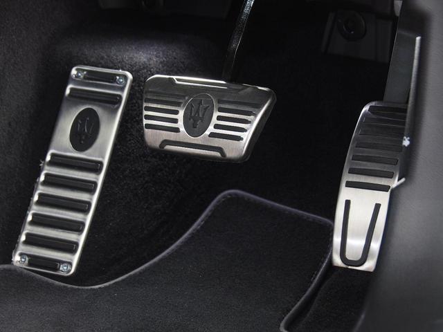 ギブリ S 赤革 全席シートヒーター サンルーフ カーボンファイバーインテリアトリム 20インチウラーノホイール スカイフックサスペンション INOXスポーツペダル レッドブレーキキャリパー シフトパドル(26枚目)