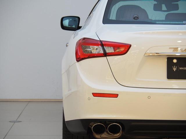 ギブリ S 赤革 全席シートヒーター サンルーフ カーボンファイバーインテリアトリム 20インチウラーノホイール スカイフックサスペンション INOXスポーツペダル レッドブレーキキャリパー シフトパドル(31枚目)