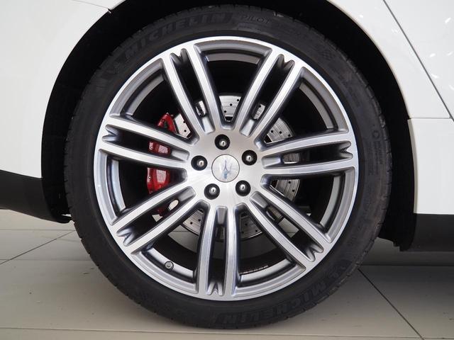 ギブリ S 赤革 全席シートヒーター サンルーフ カーボンファイバーインテリアトリム 20インチウラーノホイール スカイフックサスペンション INOXスポーツペダル レッドブレーキキャリパー シフトパドル(41枚目)