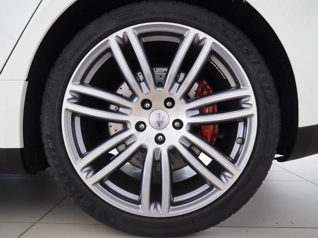 ギブリ S 赤革 全席シートヒーター サンルーフ カーボンファイバーインテリアトリム 20インチウラーノホイール スカイフックサスペンション INOXスポーツペダル レッドブレーキキャリパー シフトパドル(42枚目)