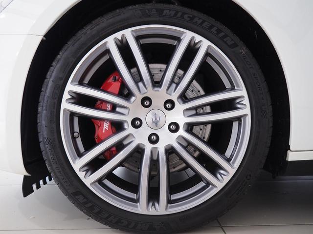 ギブリ S 赤革 全席シートヒーター サンルーフ カーボンファイバーインテリアトリム 20インチウラーノホイール スカイフックサスペンション INOXスポーツペダル レッドブレーキキャリパー シフトパドル(43枚目)