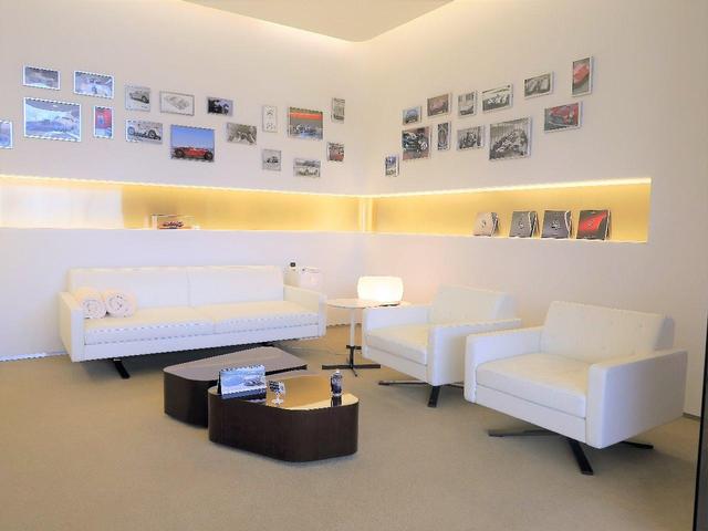 ギブリ S 赤革 全席シートヒーター サンルーフ カーボンファイバーインテリアトリム 20インチウラーノホイール スカイフックサスペンション INOXスポーツペダル レッドブレーキキャリパー シフトパドル(51枚目)