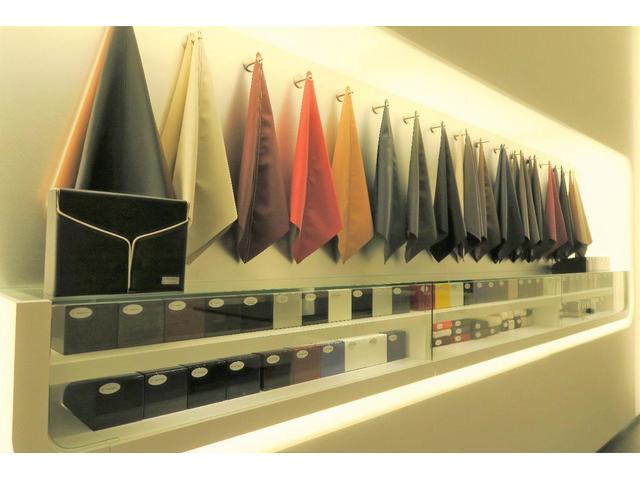 ギブリ S 赤革 全席シートヒーター サンルーフ カーボンファイバーインテリアトリム 20インチウラーノホイール スカイフックサスペンション INOXスポーツペダル レッドブレーキキャリパー シフトパドル(52枚目)