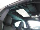 人気オプションのサンルーフを装備。室内を明るく開放的にしてくれます。