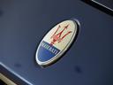 エクステリアにはもう一つエンブレムが。マセラティのイメージカラーのブルーが差し色に。