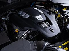 マセラティの１００年の歴史が詰まった、３リッターＶ６ツインターボエンジン。是非店頭でその走りやエギゾーストを、肌で、耳でご体感ください。 7