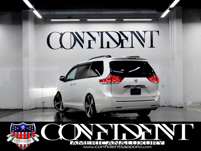 シエナ 　リミテッド　４ＷＤ　社外２２インチＡＷ　車高調　ツインサンルーフ　両側パワースライドドア　格納サードシート　地デジ・ナビ　フロント・サイド・バックカメラ　電動格納ミラー　ＢＳＭ　フリップダウンモニター（13枚目）