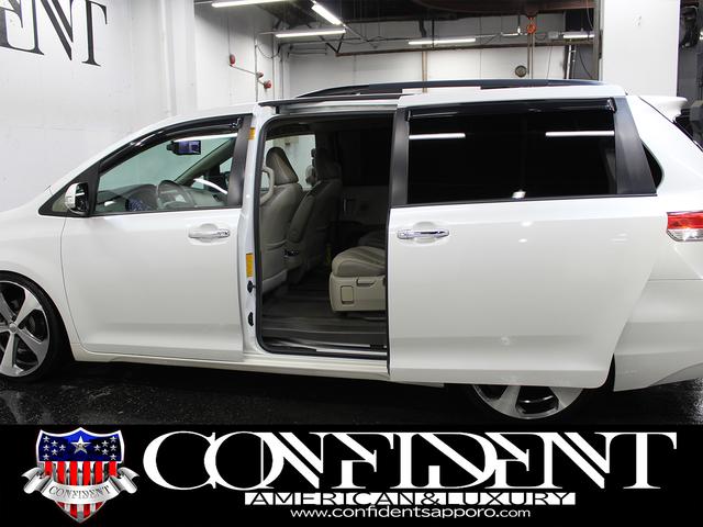 シエナ 　リミテッド　４ＷＤ　社外２２インチＡＷ　車高調　ツインサンルーフ　両側パワースライドドア　格納サードシート　地デジ・ナビ　フロント・サイド・バックカメラ　電動格納ミラー　ＢＳＭ　フリップダウンモニター（18枚目）