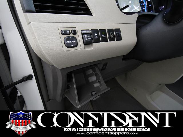 シエナ 　リミテッド　４ＷＤ　社外２２インチＡＷ　車高調　ツインサンルーフ　両側パワースライドドア　格納サードシート　地デジ・ナビ　フロント・サイド・バックカメラ　電動格納ミラー　ＢＳＭ　フリップダウンモニター（21枚目）