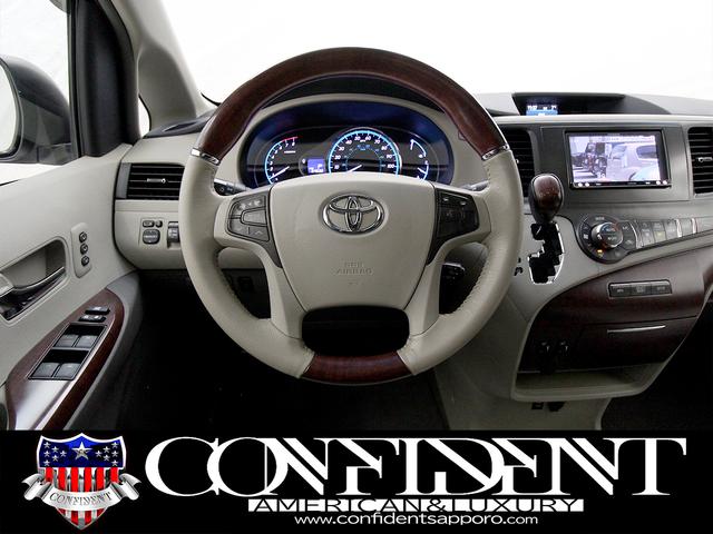 シエナ 　リミテッド　４ＷＤ　社外２２インチＡＷ　車高調　ツインサンルーフ　両側パワースライドドア　格納サードシート　地デジ・ナビ　フロント・サイド・バックカメラ　電動格納ミラー　ＢＳＭ　フリップダウンモニター（27枚目）