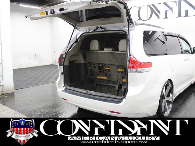 シエナ 　リミテッド　４ＷＤ　社外２２インチＡＷ　車高調　ツインサンルーフ　両側パワースライドドア　格納サードシート　地デジ・ナビ　フロント・サイド・バックカメラ　電動格納ミラー　ＢＳＭ　フリップダウンモニター（51枚目）